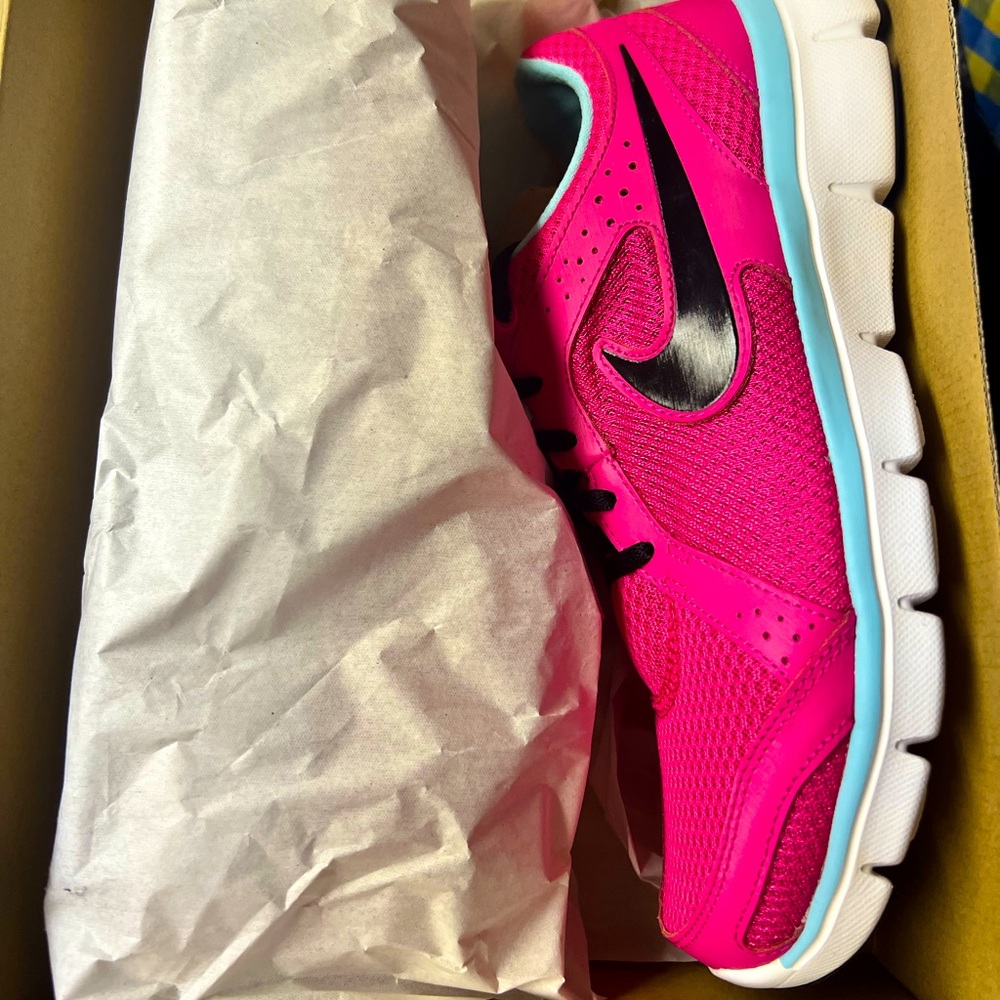 Nike women’s shoe size 10 new